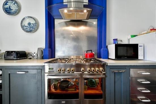 Quirky 4 Bedroom Apartment With Terrace Кардифф Экстерьер фото